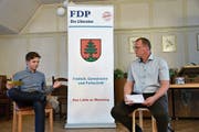Ruben Schuler (links) nimmt Gemeindepräsident Renato Truniger in die Mangel. Um den «heissen Stuhl» zu simulieren, wurde ein etwas unbequemer Stuhl ohne Lehne für den Befragten verwendet. Der Moderator hatte es etwas gemütlicher. (Bild: Timon Kobelt)