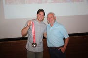 Kevin Fiala - in Begleitung von Schulleiter Freddy Noser - zeigt die WM-Silbermedaille.