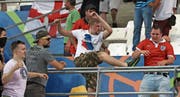 Szenen der Gewalt überschatteten die EM in Frankreich. Wiederholen sich solche Bilder an der WM in Russland? (Bild: Thanassis Stavrakis/Keystone)