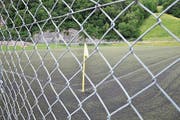 Ein Kunstrasenplatz wie hier in Trübbach ist für einen Fussballclub sehr wertvoll, denn auf ihm kann man das ganze Jahr über trainieren. Auch in Gams gibt es einen Kunstrasenplatz. (Bild: Bilder: Heini Schwendener)