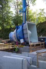 Die 17 Tonnen schwere Turbine des Kleinkraftwerks Grafenau wird millimetergenau in den Rohbau eingepasst. (Bild: Reto Voneschen)