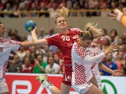 Chantal Wick (Mitte) hat es gegen zwei Kroatinnen nicht einfach, zum Abschluss zu kommen (Bild: Keystone/URS FLUEELER)