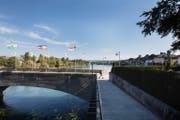 In der Nähe von Rheinfelden ist am Mittwoch ein Kleinflugzeug abgestürzt. Im Bild die alte Rheinbrücke auf der Grenze zwischen der Schweiz und Deutschland. (Bild: Gaetan Bally/Keystone)