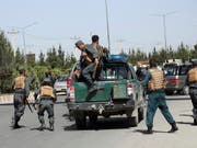 Afghanische Sicherheitskräfte erreichen den Ort des Angriffs: Bei Kämpfen vor dem Innenministerium in Kabul wurde alle Attentäter getötet. (Bild: KEYSTONE/AP/RAHMAT GUL)