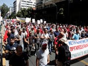 Protestierende in Athen: Der Zorn richtet sich gegen die nicht zu Ende gehenden Sparmassnahmen der Regierung. (Bild: KEYSTONE/EPA ANA-MPA/ALEXANDROS VLACHOS)