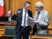 Der Nationalrat hat am Mittwoch eine hitzige Debatte zur Selbstbestimmungsinitiative geführt. Im Bild Hans-Ueli Vogt (SVP/ZH), links, und Kurt Fluri (FDP/SO). Die beiden sind nicht einer Meinung. (Bild: KEYSTONE/ALESSANDRO DELLA VALLE)