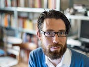 Schriftsteller und Musiker Raphael Urweider ist einer der sechs Trägerinnen und Träger der diesjährigen Literaturpreise des Kantons Bern. (Bild: Keystone/ALESSANDRO DELLA VALLE)