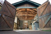 Hier hat der heute weltgrösste Computerhersteller einst mit dem Geschäft begonnen: In dieser Garage an der Addison Avenue im kalifornischen Palo Alto haben Bill Hewlett and Dave Packard 1939 an den ersten Rechnern getüftelt. Die renovierte Garage gilt als Geburtsstätte des Silicon Valley. (Bild: David Paul Morris/Getty Images)