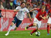 Der Österreicher Martin Hinteregger (rechts) im Duell mit Russlands eingebürgertem Brasilianer Mario Fernandes (Bild: Keystone/AP/Kerstin Joensson)