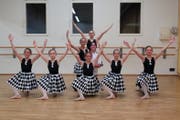 Die Pierretten und der Pierrot der Sarner Ballettklasse 1 a/b zeigen in der «Puppenfee» eine anspruchsvolle und akrobatische Einlage. Bild: PD