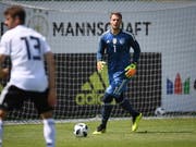 Goalie Manuel Neuer (rechts) hielt Deutschlands U20-Auswahl gegen seine A-Nationalteamkollegen "im Spiel" (Bild: KEYSTONE/EPA GES-Sportfoto / DFB POOL/MARKUS GILLIAR / POOL)