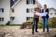 Schulpräsidentin Corinna Pasche und Liegenschaftenverwalter Roger Rohner machen sich vor Ort ein Bild. (Bild: Reto Martin)