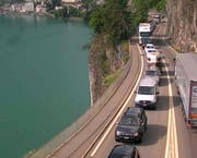 Rückstau vor dem Wolfsprung. Der Verkehr wird umgeleitet. (Bild: Webcam AfBN)
