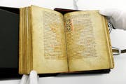 Die Handschrift C. Sie entstand im zweiten Viertel des 13. Jahrhunderts, vermutlich in Südtirol oder Vorarlberg. Seit 2001 liegt sie in der Badischen Landesbibliothek in Karlsruhe.Bild: Uli Deck/DPA