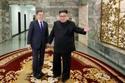 Der Südkoreanische Präsident Moon Jae-In (links) und der Nordkoreanische Machthaber Kim Jong-Un beim zweiten Treffen auf der Nordkoreanischen Seite der entmilitarisierten Zone in Paju. (Bild: EPA (Paju, 26. Mai 2018))