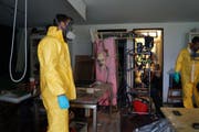 Das Drogenlabor wird untersucht. (Bild: Zuger Polizei)