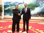 Nordkoreas Machthaber Kim Jong Un bei seinem Treffen mit dem russischen Aussenminister Sergej Lawrow am Donnerstag. (Bild: KEYSTONE/EPA Russian Foreign Ministry)
