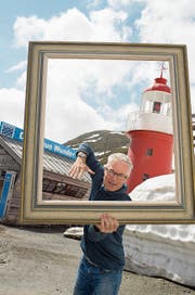 Der gestern eingesetzte Leuchtturmwärter Ernst Bromeis vor dem neuen Wahrzeichen auf dem Oberalppass. (Bild: PD (Oberalppass, 31. Mai 2018))