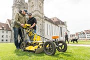 Fast wie Rasenmähen: Archäologen aus Wien scannen mit einem Radargerät den Untergrund des Klosterplatzes. (Bild: 5. April 2017)