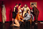 Auch theatralisch hat das Tanzensemble einiges zu bieten, wie in dieser Szene im Stile von Agatha Christie. (Bilder: Ingo Höhn /Luzerner Theater)