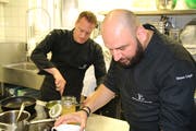 Die Spitzenköche Moses Ceylan (rechts) und Sebastian Zier kochten am Donnerstag in der Gassenküche. (Bilder: Marco Cappellari)