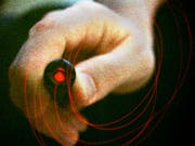 Die missbräuchliche Verwendung von Laserpointern hat in den letzten Jahren immer wieder für Aufsehen gesorgt. Nun soll der Besitz der gefährlichen Laserpointer definitiv verboten werden. (Bild: KEYSTONE/AP/MICHAEL PROBST)