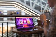 Ein Mann spielt auf der Webseite eines ausländischen Glücksspielanbieters (gestellte Szene). (Bild: Gaetan Bally / Keystone (Zürich, 12. April 2018))