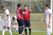 Dejan Jakovljevic (Mitte) erzielt den dritten Chamer Treffer. (Bild: Roger Zbinden)