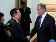 Der nordkoreanische Aussenminister Ri Yong Ho empfängt seinen russischen Amtskollegen Sergej Lawrow. (Bild: KEYSTONE/AP/JON CHOL JIN)