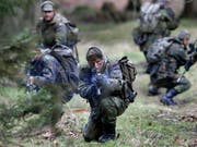Soldaten beim Training auf dem Truppenübungsplatz Munster in Norddeutschland. (Bild: KEYSTONE/AP/MICHAEL SOHN)