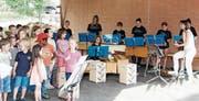 Unter der Leitung von Monika Meyenhofer spielten und sangen die Schüler ihren Schulhaus-Boogie. (Bild: Dieter Ritter)