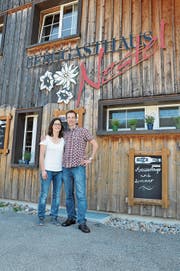 Tamara Gerber und Lasse Krey führen neu das Berggasthaus Nestel in Ebnat-Kappel. (Bild: Sabine Schmid)
