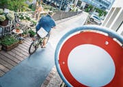 Derzeit noch verboten: die Fahrt mit dem Velo auf dem Balieresteg. (Bild: Andrea Stalder)