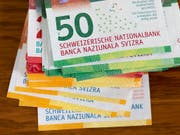 Der Schweizer liebstes Zahlungsmittel: Bargeld. (Bild: KEYSTONE/GAETAN BALLY)