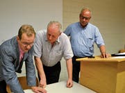 Nach abgeschlossener Diskussion mit der Bevölkerung bespricht Ratsschreiber Magnus Brändle mit Otto Mattle und Elmar Steiger (von links) die Details des Projektes. (Bild: Peter Jenni)
