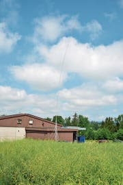 Das Visier zeigt, wie hoch die Mobilfunkantenne auf der Rückseite der Ostseite der Hess Druck AG in die Luft ragen würde. (Bild: Mario Testa)