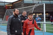 Heris Stefanachi (links) im Gespräch mit Demian Titaro. Hinten Co-Trainer Spyridon Moutafis, den es auf die kommende Saison zum SC Bronschhofen zurückzieht. (Bild: Beat Lanzendorfer)