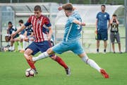 Alan Nabarro (links, gegen Zugs Valentin Bagavac) will dem FC Rotkreuz zum Aufstieg verhelfen.