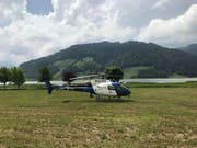 Ein Polizeihelikopter beteiligte sich an der Suche nach einem 30-jährigen Fischer, der im Sihlsee vermisst wird. (Bild: Kantonspolizei Schwyz)