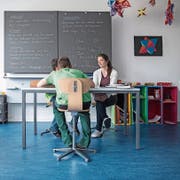 Klassenlehrerin Mirjam Graf beim Englischunterricht im Schulhaus Lehn in Escholzmatt mit Schülern, die vom Jugendhilfe-Netzwerk Integration betreut werden. (Bild: Pius Amrein (Escholzmatt, 29. Mai 2018))