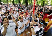 Trikots als Verkaufsrenner: Fans der deutschen Mannschaft vor dem WM-Spiel gegen Costa Rica (Bild: Kevork Djansezian/AP, München, 9. Juni 2006)