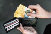 Schweizer tragen im Schnitt 133 Franken im Portemonnaie. (Bild: KEY)