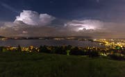 Das Gewitter kündigt sich über dem Zugersee an (Leser-Bild: Daniel Hegglin)