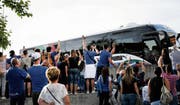 Mehr als den Spielern im Mannschaftsbus zuzuwinken, lag für die Tifosi während des Aufenthalts der Italiener in St.Gallen nicht drin. (Bild: Ralph Ribi)