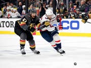 Luca Sbisa (links) im Zweikampf gegen Chandler Stephenson (Bild: KEYSTONE/AP/JOHN LOCHER)
