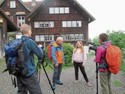 Gefilmt wurde von Jelena Gernert und Max Bruggmann auch vor der Besenbeiz im Högli, wo Victor Rohner von Schülerin Jana über die stark eingeschränkten Öffnungszeiten ins Bild gesetzt wird. (Bild: PE)