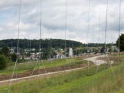 Adieu, Wiese! Baugespanne in Uitikon ZH sprechen eine unmissverständliche Sprache: Hier kommt ein Gebäude hin. (Bild: Keystone/GAETAN BALLY)