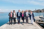 Der Thurgauer Regierungsrat in Steckborn: Staatsschreiber Rainer Gonzenbach, Monika Knill, Jakob Stark, Regierungspräsidentin Cornelia Komposch, Walter Schönholzer und Carmen Haag (von links). (Bild: PD/Kirsten Oertle)