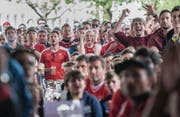 Gemeinsam jubeln, gemeinsam leiden: Public Viewings sind seit Jahren immer beliebter. (Bild: Benjamin Manser (11. Juni 2016))