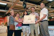 Den Check von 5000 Franken aus dem Migros-Kulturprozent überreicht Gemeindepräsident Christian Sepin (rechts) den Vertretern des A-Treffs in Heerbrugg. Rosmarie Nef (v. l.), Monika Brotzer, Leiterin Silvia Meile und Präsident Werner Stein sind froh, den Spendenrückgang etwas auszugleichen. (Bild: Monika von der Linden)
